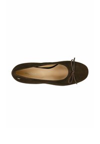 Ballerines en suède marron avec un bout arrondi, dotées d'un petit nœud décoratif à l'avant et d'une doublure intérieure beige.
