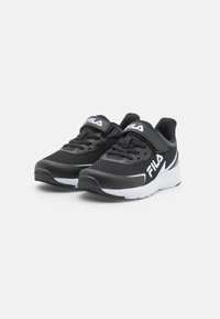 Baskets de sport noires avec tige en mesh, col rembourré et accents blancs. Caractéristiques : laçage à l'avant et sangle avec logo pour un ajustement sûr.