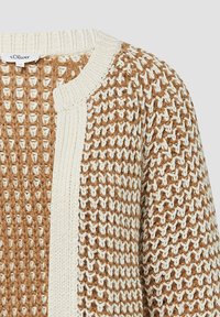 Strickjacke mit einem braun- und cremefarbenen Muster, ausgestattet mit einem strukturierten Gewebe und einem gerippten Kragen. Etikett mit der Aufschrift "s.Oliver."