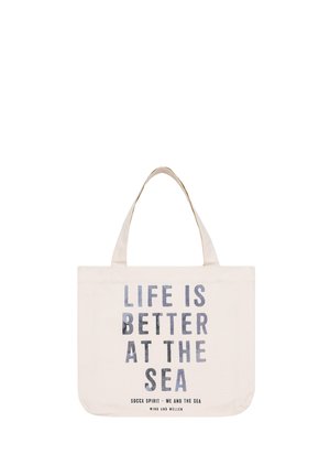 Canvas-Tragetasche mit Griffen, auf der der Satz "DAS LEBEN IST BESSER AM MEER" in großen Buchstaben auf der Vorderseite gedruckt ist.