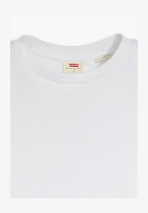 Camiseta blanca de algodón con cuello redondo, textura suave y una etiqueta roja de Levi's en el interior del cuello. La etiqueta de tamaño es visible.