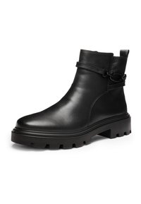 Stivaletto alla caviglia in pelle nera con suola spessa, cinturino laterale con dettaglio a anello metallico, punta arrotondata e linguetta sul retro.