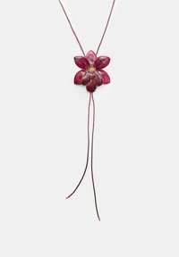 Collana con pendente a forma di fiore rosso realizzata in resina lucida, con design a cluster, dotata di due cordoni in pelle e dettagli in oro.