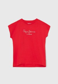 Czerwona bawełniana koszulka z krótkim rękawem, z białym haftowanym logo "Pepe Jeans LONDON" na przodzie. Miękka w dotyku, luźny krój.