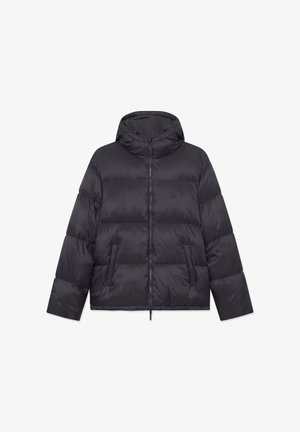 Doudoune en nylon noir, dotée d'une capuche, d'une fermeture éclair et de deux poches avant avec un motif matelassé et une finition texturée rembourrée.