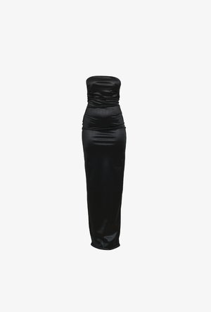 Vestido negro sin tirantes con un acabado satinado y elegante. Presenta detalles fruncidos en el corpiño y una silueta recta y ajustada.