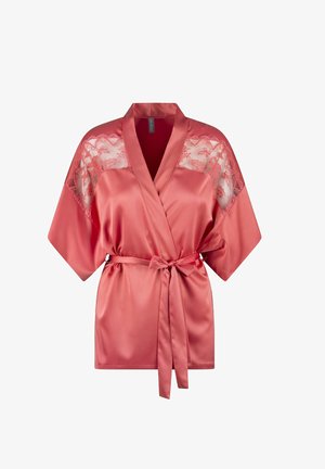 Roze satijnen kamerjas met kantaccenten op de schouders, een ceintuur in de taille en brede mouwen, die een gladde textuur en een elegante uitstraling heeft.