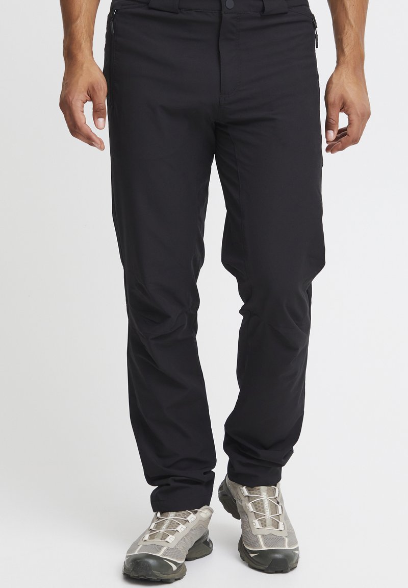 Pantaloni de exterior negri, confecționați dintr-un material ușor și elastic, cu o croială slim. Include un buzunar cu fermoar și cusături întărite pentru durabilitate.