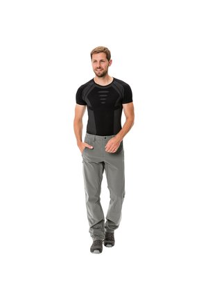 Zwart shirt met korte mouwen en een gestructureerd patroon, gecombineerd met grijze buitenbroek. Beide kledingstukken hebben een aansluitende pasvorm en zijzakken.