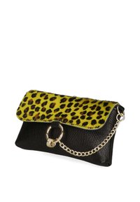 Borsa a tracolla in pelle nera con un flap in stampa leopardo gialla, hardware in argento e una tracolla a catena. Finitura texturizzata con dettaglio della chiusura.
