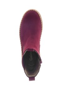 Bordeaux suede enkellaars met een ronde neus, decoratieve stiksels en een gestructureerde rubberen zool. Beschikt over een zijrits en een trekband.