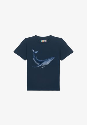 Dunkelblaue Baumwoll-T-Shirt mit einem detaillierten Grafikdesign eines Wals in verschiedenen Blau- und Grautönen, zentriert auf der Vorderseite. Rundhals-Design.