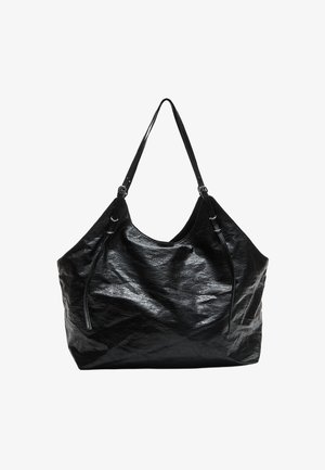 Sort skuldertaske lavet af skinnende, tekstureret materiale. Har to solide håndtag og en afslappet form. Ingen synlige beslag eller accenter.