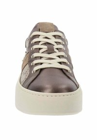 Bruine leren sneaker met beige suede panelen, witte veters en een dikke witte rubberen zool gezien vanuit de voorkant.
