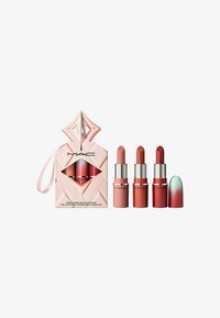 Trio van MAC lippenstiften in verschillende tinten, verpakt in een roze doos met diamantpatroon en een strik. Inclusief een lippenstift met een mintgroen dopje.