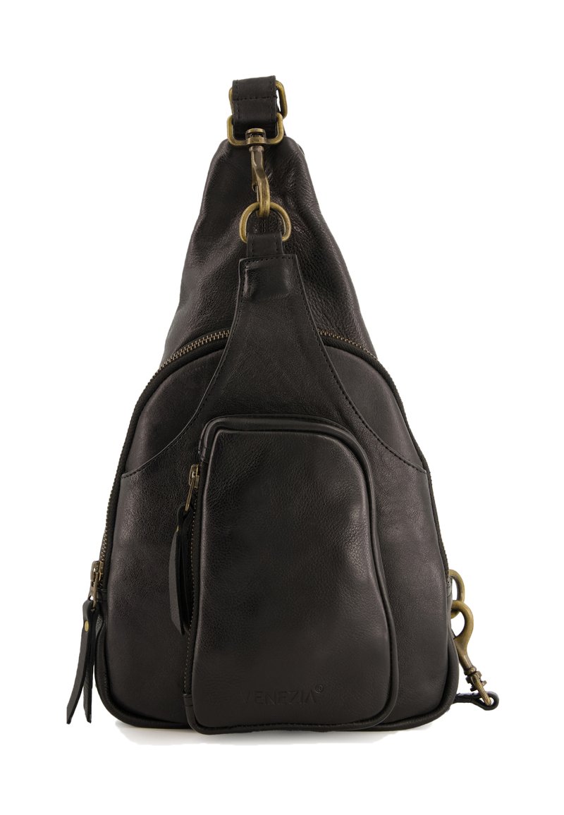 Černá kožená taška přes rameno s texturovaným povrchem, vybavená přední kapsou na zip, nastavitelným popruhem a mosaznými kovovými prvky.