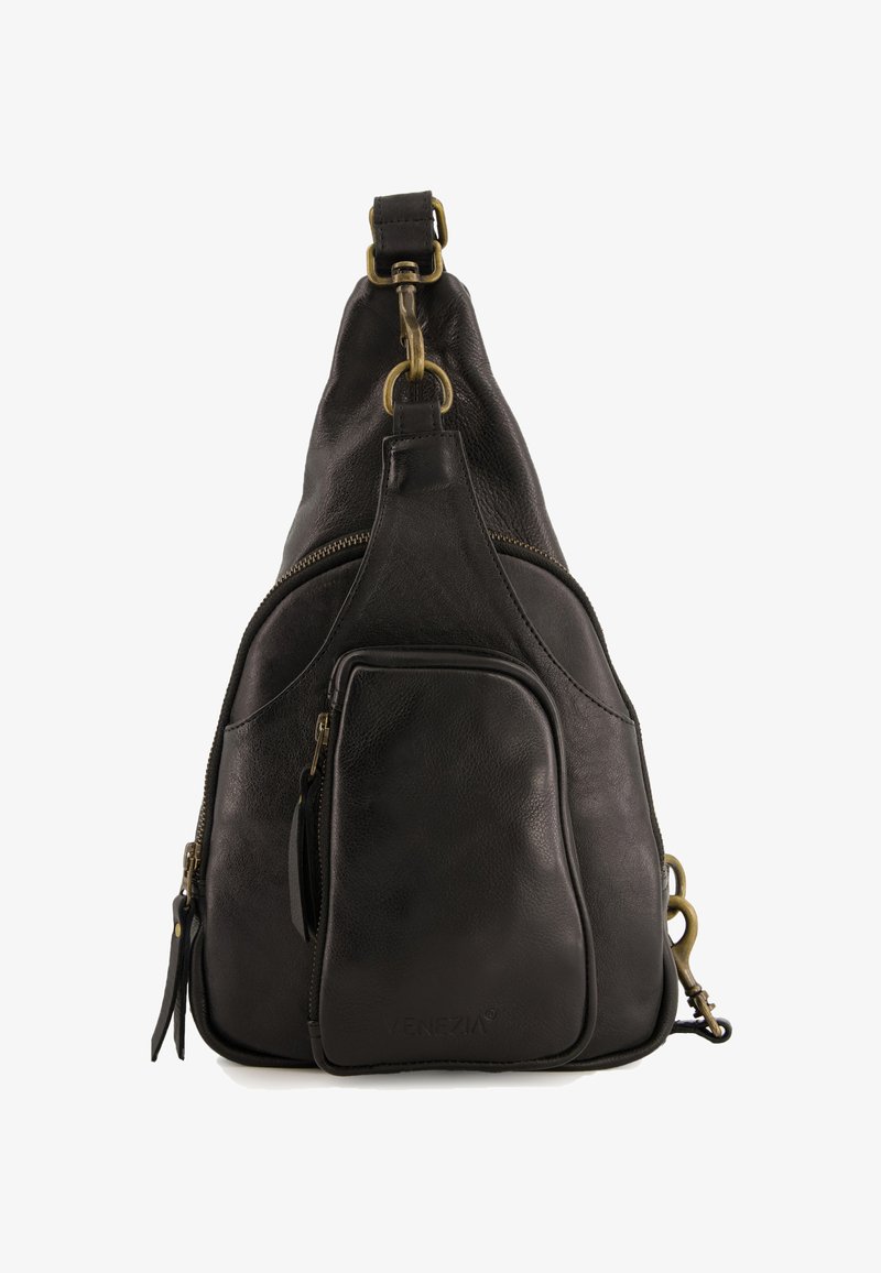 Černá kožená taška přes rameno s texturovaným povrchem, vybavená přední kapsou na zip, nastavitelným popruhem a mosaznými kovovými prvky.