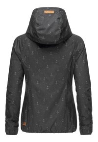 Giacca nera con cappuccio, caratterizzata da un motivo ad ancora ripetuto in blu. Polsini elastici e un piccolo dettaglio in pelle con logo sulla schiena.