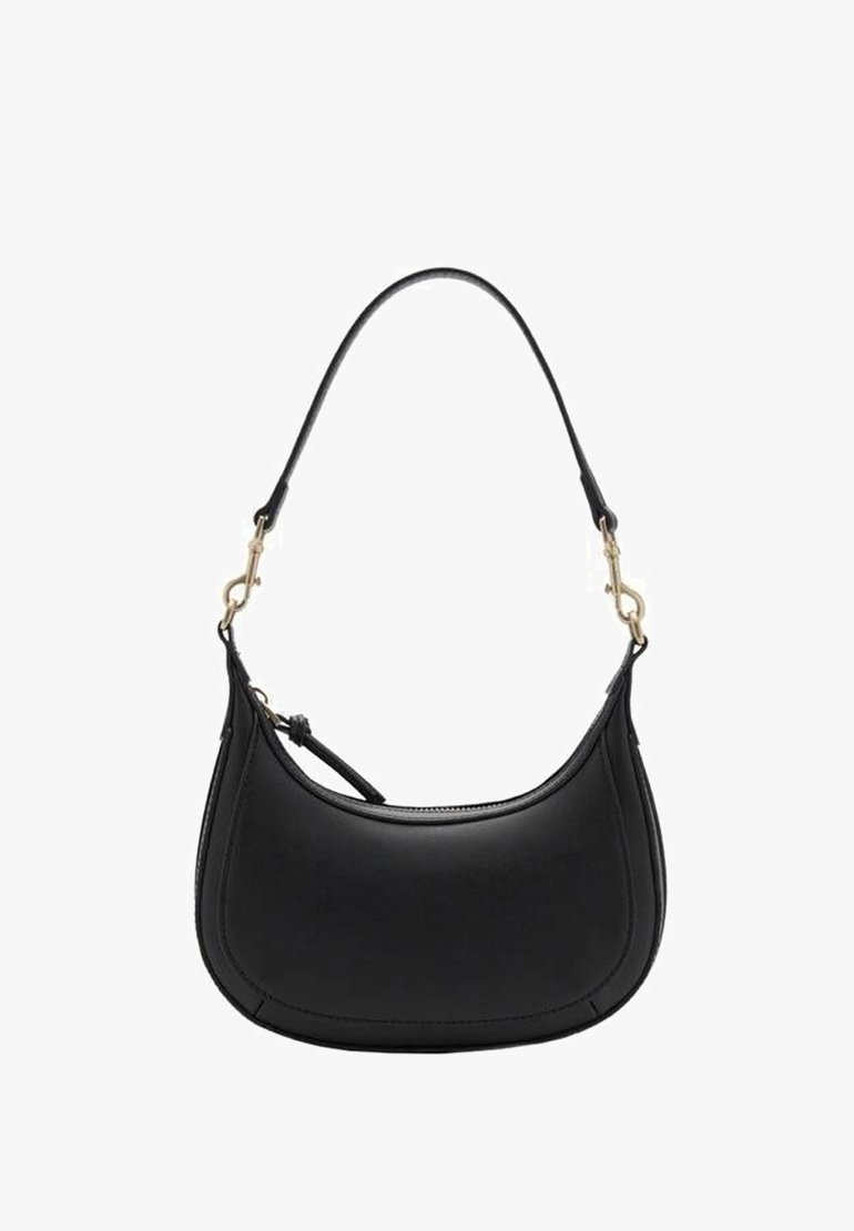 Sac à main en cuir noir en forme de croissant avec une bandoulière réglable unique et des attaches à boucle dorée sur fond blanc.