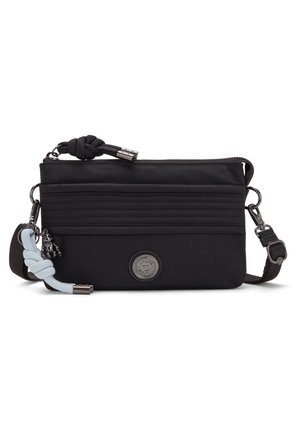 Sac bandoulière rectangulaire noir avec tirette de fermeture éclair tressée, pendentif en nœud bleu clair, détail cousu à l'avant et sangle réglable.