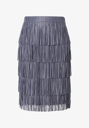 Frakki hame tumman harmaassa värissä, joka on valmistettu kerroksellisesta, kiiltävästä materiaalista. Suunnittelussa on pitkiä, tasaisia frakkeja, jotka laskeutuvat kerroksittain.