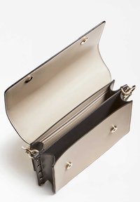 Bolso estructurado con diseño bicolor en acabado beige y negro, textura suave, cierre magnético y compartimentos interiores.