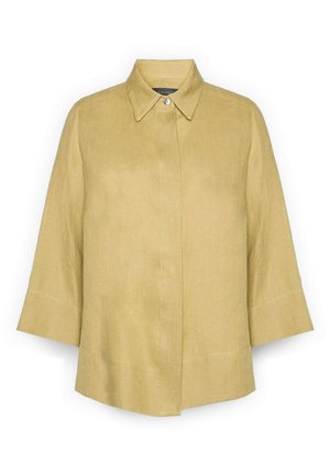 Camisa beige de manga tres cuartos con un botón visible en el cuello y una tapeta oculta en la parte frontal.