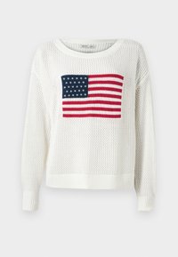 Biely pletený sveter s výrazným dizajnom americkej vlajky v červeno-bielo-modrej farbe uprostred. Otvorená štruktúra pletenia s rebrovanými manžetami.