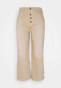 Höga beiga jeans med knappgylf, framfickor, bältesloopar och rak benöppning mot en vit bakgrund.