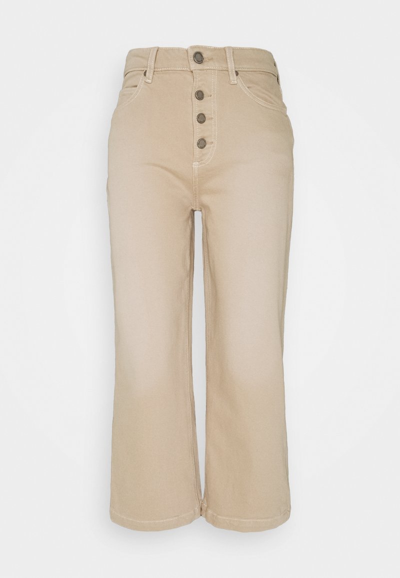 Höga beiga jeans med knappgylf, framfickor, bältesloopar och rak benöppning mot en vit bakgrund.