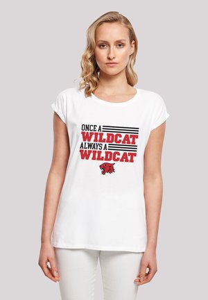 Weißes T-Shirt mit kurzen Ärmeln, das schwarzen und roten Text zeigt: "Einmal WILDCAT, immer WILDCAT" mit einer roten Wildkatze-Grafik darunter.
