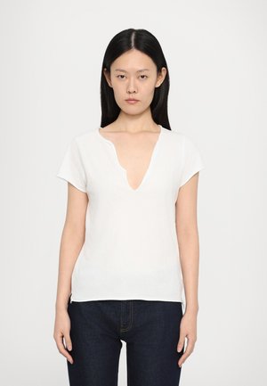 T-shirt bianca in cotone con scollo a V e maniche corte. Tessuto morbido e vestibilità comoda, con orlo dritto e senza motivi visibili.