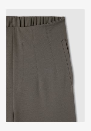 Pantaloni grigi scuri con vita arricciata, caratterizzati da una texture liscia, due tasche laterali e dettagli con cuciture diagonali.