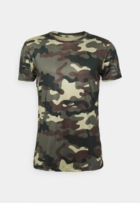 Kortärmad t-shirt med rund halsringning i camouflage-mönster. Har nyanser av grönt, brunt och beige. Tillverkad av mjukt tyg.