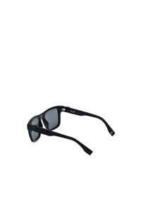 Lunettes de soleil à monture noire avec verres foncés et branches fines, vues en angle arrière sur fond blanc.