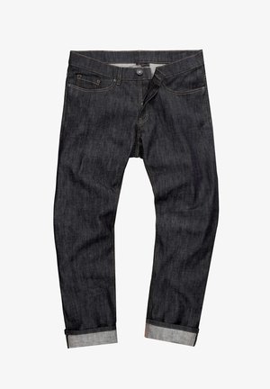 Ciemnoniebieskie dżinsy z denimu o prostym kroju, z kontrastującymi przeszyciami, szlufkami na pasek oraz podwiniętymi nogawkami. Przednie kieszenie z klasycznym zapięciem na guzik.