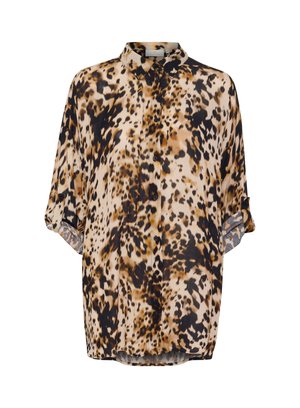 Camicia a pulsante con stampa leopardata in beige, marrone e nero. Tessuto morbido, vestibilità rilassata e maniche arrotolate con orlo arrotondato.