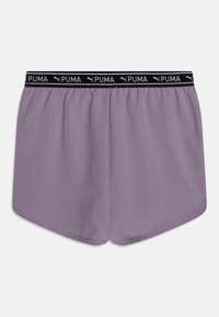 Pantalones cortos deportivos morados hechos de una tela suave, con una cinturilla elástica negra que presenta el logo "PUMA". Textura suave y ligera, y dobladillo recto.