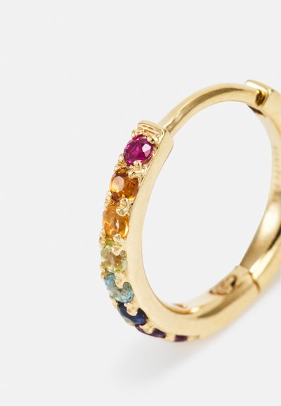 Pendiente de aro dorado que presenta una fila de piedras preciosas multicolores, que incluyen rosa, naranja, verde y azul, engastadas en una banda texturizada.