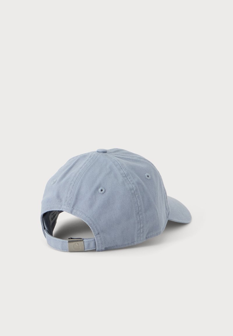 Hellblaue verstellbare Baseballkappe, von hinten gezeigt mit Stoffriemen und Metallschnalle auf weißem Hintergrund.