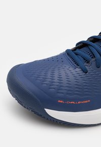 ASICS GEL CHALLENGER - Salakpályás teniszcipők - blue expanse/koi