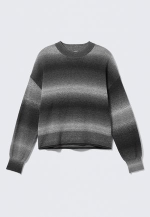 Długi sweter z dzianiny z długim rękawem o stopniowanym odcieniu szarości od ciemnego do jasnego, z okrągłym dekoltem oraz ściągaczami na mankietach i u dołu.