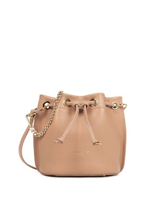 Sac bourse en cuir beige texturé avec fermeture à cordon, œillets dorés, bandoulière chaîne et logo de marque en relief discret sur le devant.