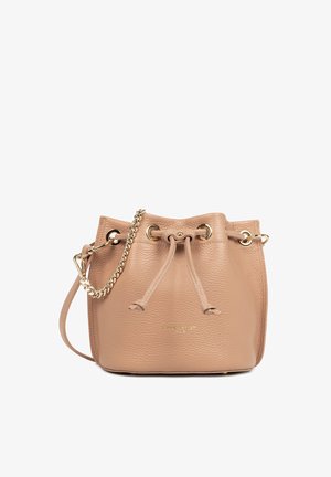 Sac bourse en cuir beige texturé avec fermeture à cordon, œillets dorés, bandoulière chaîne et logo de marque en relief discret sur le devant.