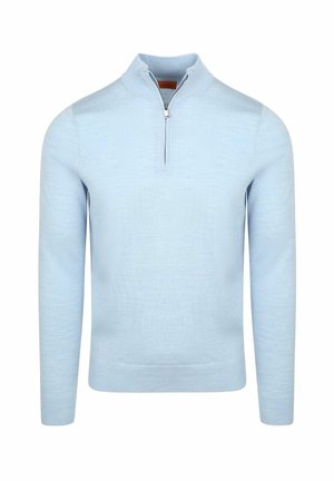 Lichtblauwe trui met lange mouwen, een kwart-ritssluiting bij de kraag, geribbelde manchetten en tailleband, weergegeven tegen een effen witte achtergrond.