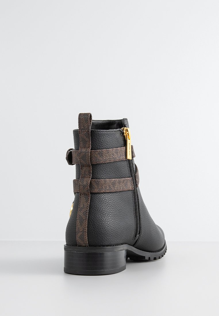 Stivaletto alla caviglia in pelle nera con finitura texturizzata, dettagli in cintura marrone, zip laterale e tacco spesso. Dettagli di design lisci e robusti.