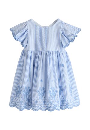 Jasnoniebieska i biała sukienka niemowlęca w paski z falbankowymi rękawkami i kwiatowym haftem wzdłuż pofałdowanego brzegu.