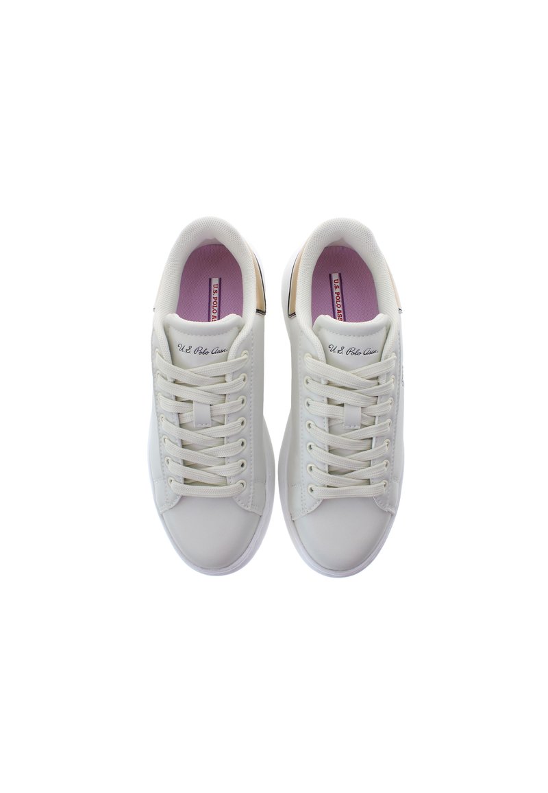 Baskets de sport blanches avec une texture lisse, bout rond et accents beiges sur le talon. Les lacets et la marque sont visibles sur la languette.