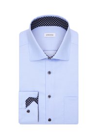 Jasno niebieska koszula z czarnym wzorem w kropki wewnątrz kołnierzyka i mankietów, z zapięciem na guziki i gładką fakturą.