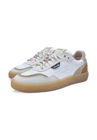 Sneakers bianchi in pelle con accenti beige, motivi testurizzati e suola in gomma. Presentano un design con lacci e dettagli perforati sui lati.